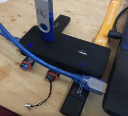 Tani 7-portowy HUB USB 2.0 - test z 7 urządzeniami, teardown, wnętrze Tani 7-portowy HUB USB 2.0 - test z 7 urządzeniami, teardown, wnętrze