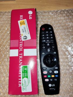 Nowy pilot LG AN-MR20 wraz z czerwonym opakowaniem leży na folii bąbelkowej.