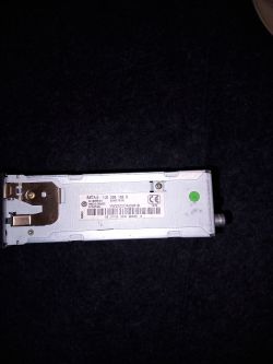 Tył radia samochodowego VW Beta 5 z widoczną naklejką z danymi.