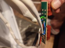 Zbliżenie na płytkę z przewodami elektrycznymi i złączami w okapie kuchennym