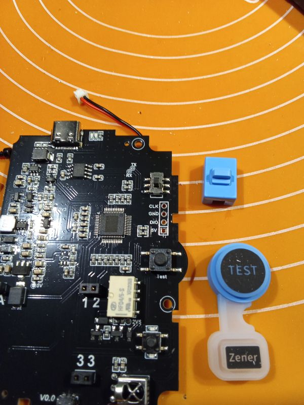 Płytka LCR-P1 z widocznymi przyciskami TEST i Zener oraz portem USB-C