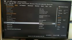 Ekran BIOS w trybie zaawansowanym pokazujący informacje o systemie i sprzęcie