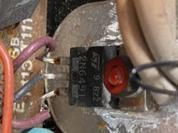 Zbliżenie na tranzystor ST 2N6491 zamontowany na radiatorze z otaczającymi go przewodami