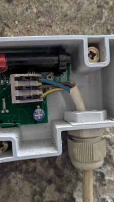 Wnętrze obudowy elektrycznej z przewodami podłączonymi do płytki PCB