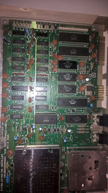 Commodore C64 wyświetla kolorowe kwadraty i symbole zamiast Basic po włączeniu
