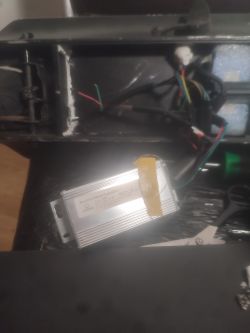 Hulajnoga elektryczna Denver - w instalacji elektrycznej wystają 2 luźne kabelki