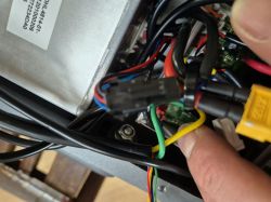 Zdjęcie wnętrza sterownika z wieloma przewodami.