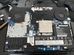 Otwarty laptop Lenovo Legion Y540-17IRH z widocznymi podzespołami wewnętrznymi, w tym bateria, wentylatory i płyta główna.