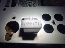 Część elektroniczna z widocznym oznaczeniem 476567MA zamontowana na metalowej obudowie urządzenia.