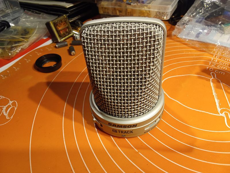 Mikrofon pojemnościowy Samson G Track na biurku.