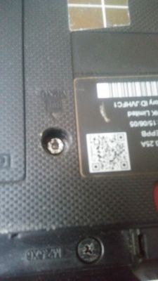 Wyrobiona śrubka w laptopie Lenovo G50-80 podczas wymiany klawiatury