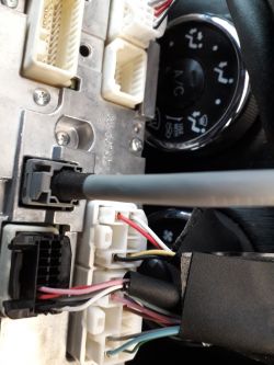 Podłączenie kabla Remote w Toyota Yaris 2012 - do którego kabla?