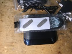 Zestaw Smart TV Android Box z pilotem i akcesoriami