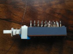 Stary przełącznik ALPS na drewnianym tle.