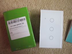 Cozylife DS-1211AN Switch with Packaging 3-pole touch wall switch Cozylife DS-1211AN and its packaging.