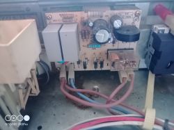 Fragment płytki drukowanej z elementami elektronicznymi oraz podłączonymi czterema przewodami w kolorach niebieskim i brązowym.