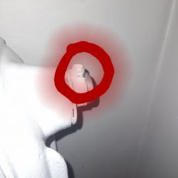 Wyciek wody z odpowietrznika grzejnika żeliwnego przy zakręconym kaloryferze