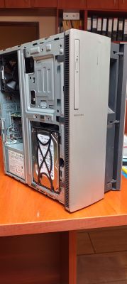 Zbliżenie na wnętrze obudowy komputera Lenovo Ideacentre 720-18asu z zamontowanym dyskiem HDD.