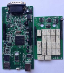 Dwie płytki PCB oryginalnego interfejsu diagnostycznego DS150e w wersji 2-płytkowej z widocznymi układami elektronicznymi i przekaźnikami.