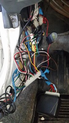 Toyota Yaris '99 - Nie działa centralny zamek, alarm, przecięte kable