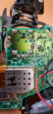 Czy wystarczy połączyć te dwa piny? Problem z lutowaniem płytki od Xbox One.