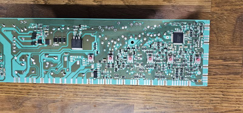 Płytka drukowana PCB z elementami elektronicznymi na drewnianym blacie