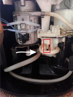 Krups EA8000 - Leakage in the tray and under the coffee machine Krups EA8000 - Leakage in the tray and under the coffee machine