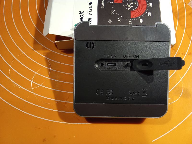 Tył elektronicznego minutnika z widocznym gniazdem ładowania USB i przełącznikiem zasilania