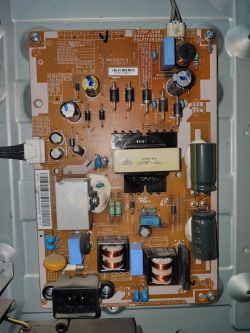 Płyta zasilacza Samsung BN44-00665A z różnymi elementami elektronicznymi.