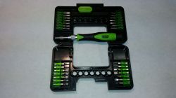 Porównanie zestawów wkrętaków na małe bity.