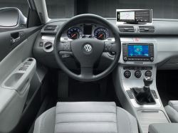 Wnętrze Volkswagena z ekranem Joying zamontowanym nad deską rozdzielczą
