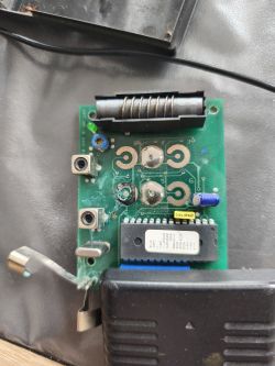 Płytka pilota Hörmann z oznaczeniem DH01 D 26.975 MHz i widocznymi elementami elektronicznymi