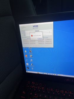 Ekran laptopa pokazujący komunikat błędu w programie VCDS.