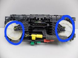 Uszkodzone koło zębate w panelu klimatyzacji VW T5: wymiana czy nowy panel nawiewu?