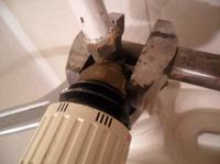 Unscrewing Coupler Direction for Radiator Bleeding & Stuck Nipple Handling: Left or Right?