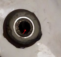 Zawór pod umywalką po wymontowaniu nie daje się przykręcić
