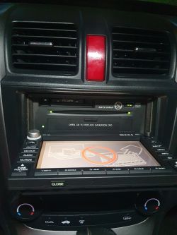 Panel radia samochodowego w Hondzie CR-V III z 2007 roku z wyświetlaczem i przyciskami.
