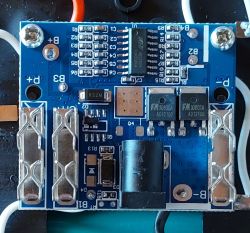 Zbliżenie na płytkę drukowaną z elementami elektronicznymi.