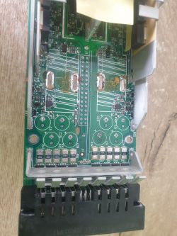 Wnętrze zasilacza z widocznymi elementami elektronicznymi i układami scalonymi.