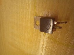 Tranzystor MJE13005 oznaczony jako 3A328T na jasnym tle.