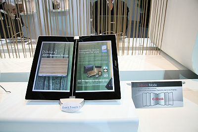 Dwuekranowy laptop ASUSa, prezentacja, targi CeBit. Dwuekranowy laptop ASUSa, prezentacja, targi CeBit.