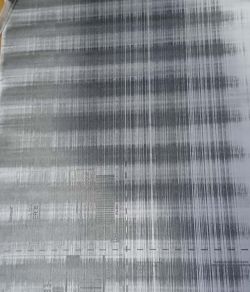 Zaśmiecona wydrukowana strona z drukarki Xerox Work Centre 3220 z widocznymi ciemnymi pasami i smugami.