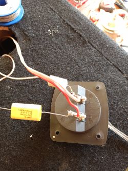 Zmniejszenie intensywności dźwięku w głośniku Tonsil o oporności 4ohm przez kondestrator 3,6uf 100v