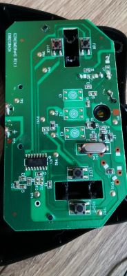 Płytka drukowana pilota zdalnego sterowania RC Widok płytki PCB pilota RC z przyciskami i układami elektronicznymi