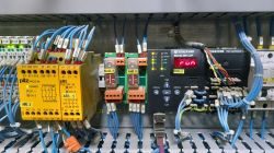 Szafka sterownicza z modułami bezpieczeństwa i przewodami elektrycznymi