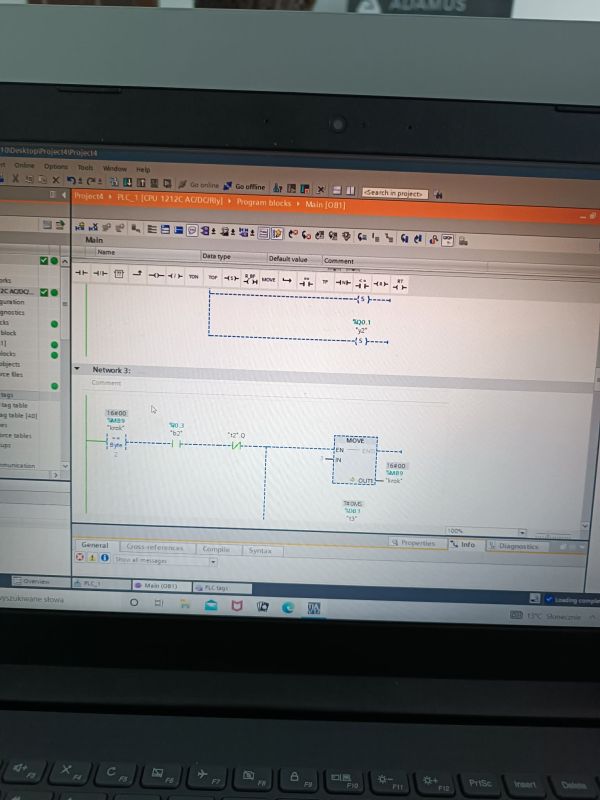 Ekran laptopa z TIA Portal, widok drabinki LAD z blokami MOVE i timerem oraz tagami PLC