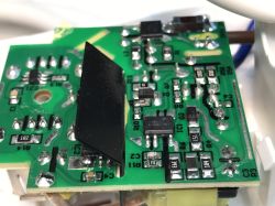 Wnętrze przedłużacza Brennenstuhl Estilo z widocznymi komponentami elektronicznymi