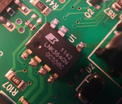 Zbliżenie na układ scalony LNK364GN na płytce PCB.