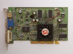 Karta graficzna ATI Radeon 9100 z 64 MB pamięci, typ AGP, z wyjściami VGA i DVI.