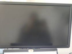 Zdjęcie ciemnego ekranu monitora z widocznymi delikatnymi zarysowaniami.